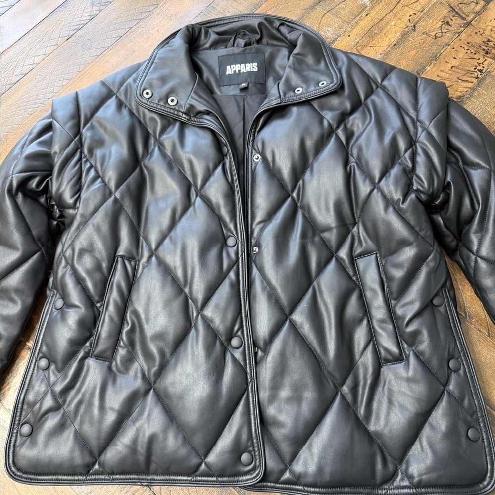 Apparis Liniane Lightwait Quilted faux Black Leather Puffer Jacket
Bin 4 - Picture 9 of 11